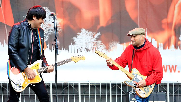 Spielten gemeinsam für die gute Sache: Rod von Die Ärzte und Arnim von den Beatsteaks (v.l.).