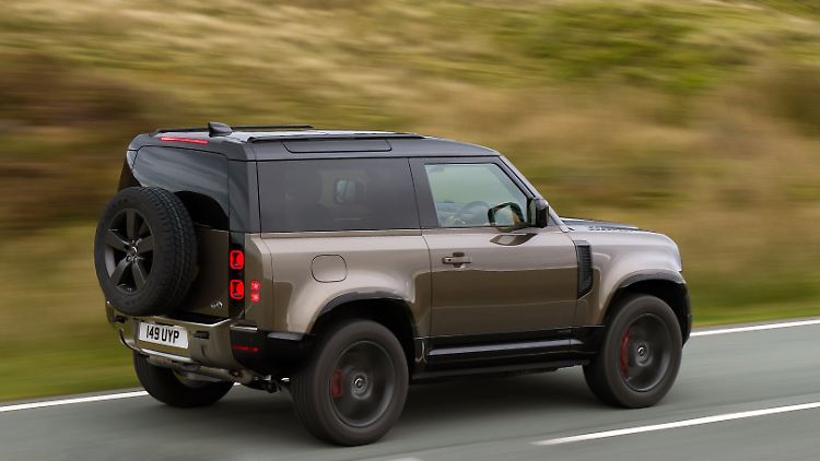 Dank elektronisch geregelter Luftfederung rollt der Land Rover Defender jetzt auch recht komfortabel über den Asphalt.
