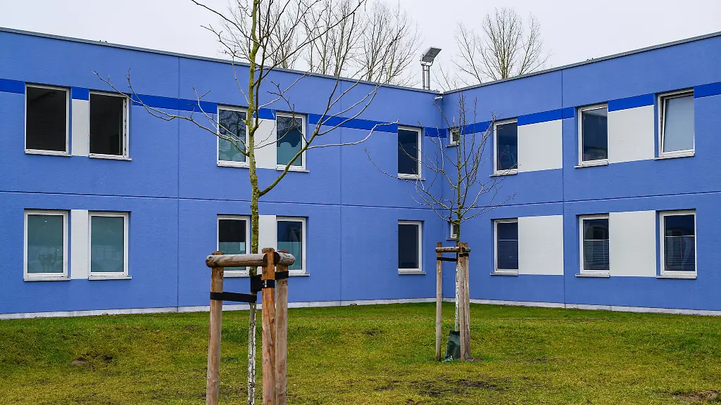 Ein-Gebaeude-fuer-das-sogenannte-Dublin-Zentrum-auf-dem-Gelaende-der-Zentralen-Auslaenderbehoerde-in-Eisenhuettenstadt