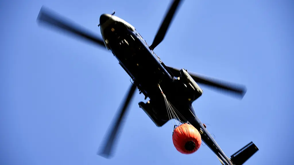 Loeschhubschrauber-kreisen-weiterhin-ueber-die-abgebrannte-Flaeche