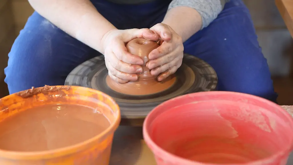 Interessierte-haben-die-Chance-am-Wochenende-Handwerk-ganz-nah-zu-erleben-Beim-20-Tag-der-offenen-Toepfereien-sind-auch-49-Keramikerinnen-und-Keramiker-in-Thueringen-dabei-und-oeffnen-ihre-Werkstaetten