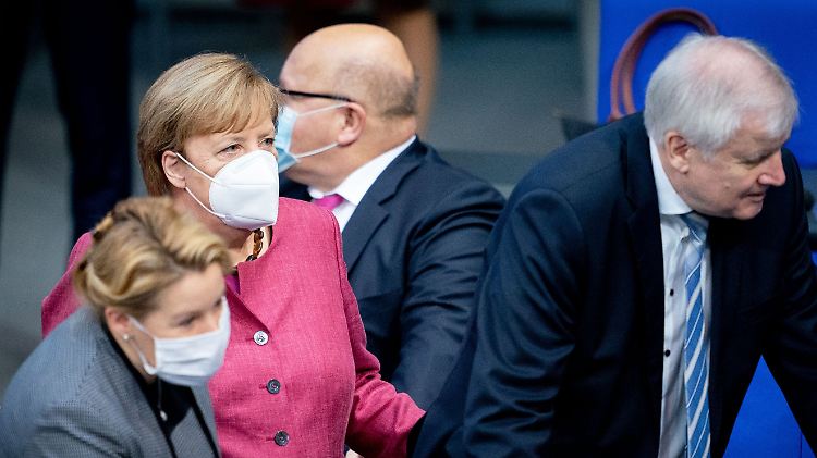 Merkel mit Kabinettsmitgliedern auf der Regierungsbank.