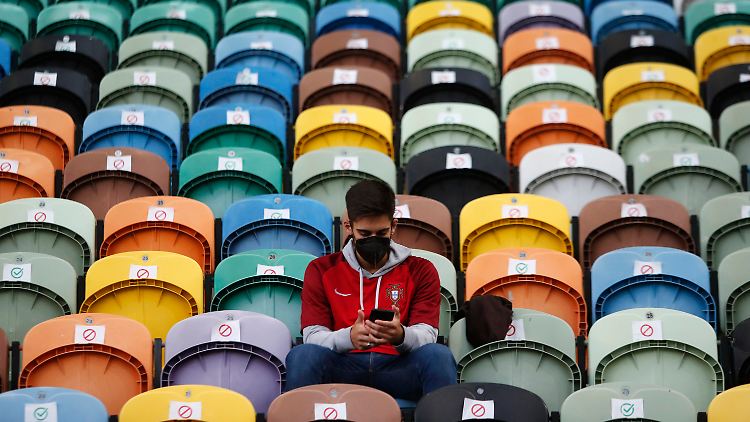 In einem Stadion sind Sitze markiert - hier gilt: Abstand halten.