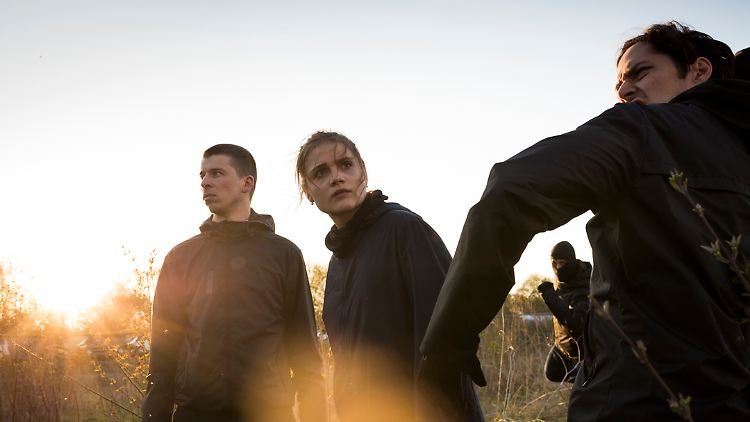 Lenor (Tonio Schneider), Luisa (Mala Emde) und Alfa (Noah Saavedra, v.l.) kämpfen für ihre Ideale.