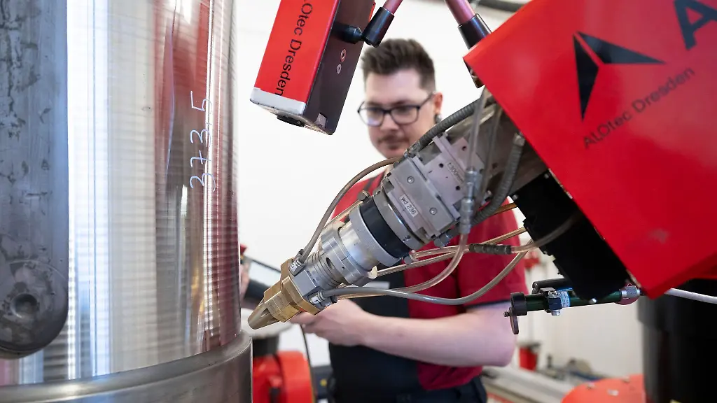 Das-Unternehmen-Alotec-setzt-auf-Lasertechnologie-um-Metallbauteile-effizient-instand-zu-setzen-doch-wirtschaftliche-Huerden-bremsen-den-Fortschritt