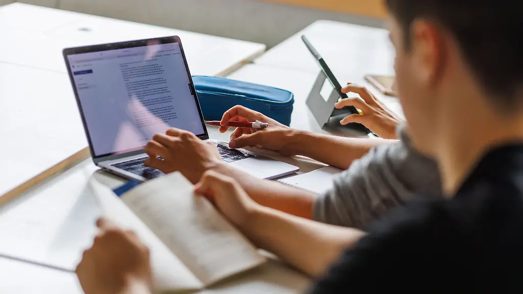 Die-KI-Lernplattform-fobizz-ist-sicher-versichert-die-Bildungsministerin