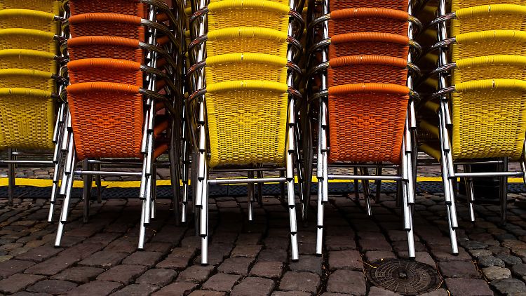 Die Stühle im Café bleiben vorerst auf dem Stapel - auch wenn die meisten Deutschen das nicht verstehen.