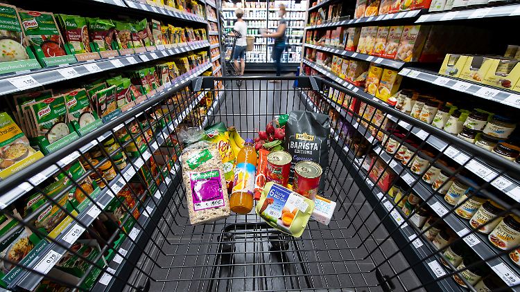 Ketten wie Edeka wollen ihre Kunden künftig nicht nur mit vollen Regalen, sondern an einigen Standorten auch mit Impfangeboten locken.