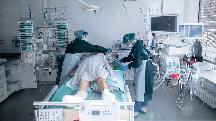 Die letzte Hoffnung für Covid-19-Patienten, bei denen die Coronavirus-Infektion einen lebensgefährlichen Verlauf nimmt: Ein freies Bett auf der Intensivstation - und ausreichende Kapazitäten beim medizinischen Personal.