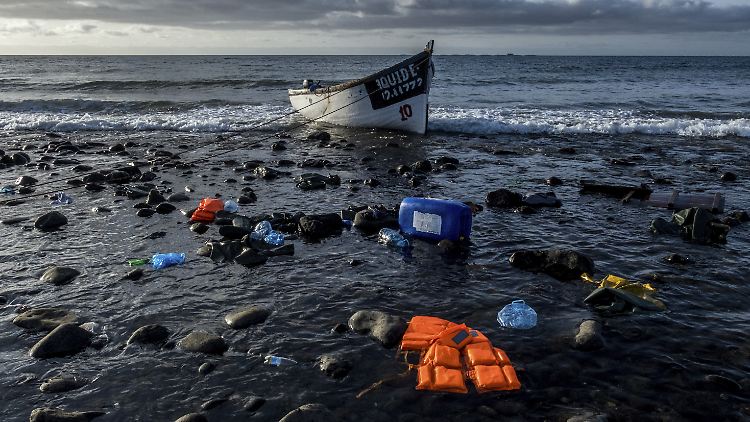 Diejenigen, die die gefährliche Überfahrt aus Afrika überleben, gelangen an ihr Ziel: die Kanaren.