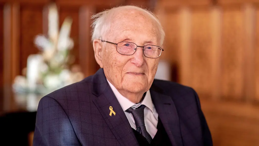 Die-Stadt-Leer-veranstaltet-fuer-ihren-Ehrenbuerger-den-Holocaust-Ueberlebenenden-Albrecht-Weinberg-einen-Geburtstags-Empfang-mit-vielen-Gaesten