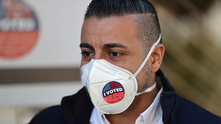 Der 40-jährige Fabian Garcia trägt einen "I voted"-Aufkleber auf seiner Maske, nachdem er in Los Angeles seine Stimme abgegeben hat.