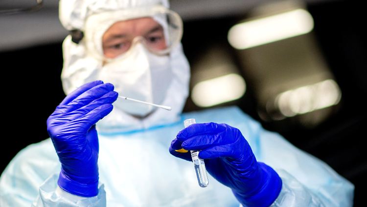 Nach RKI-Angaben haben sich bislang fast 500.000 Menschen mit dem Coronavirus infiziert.