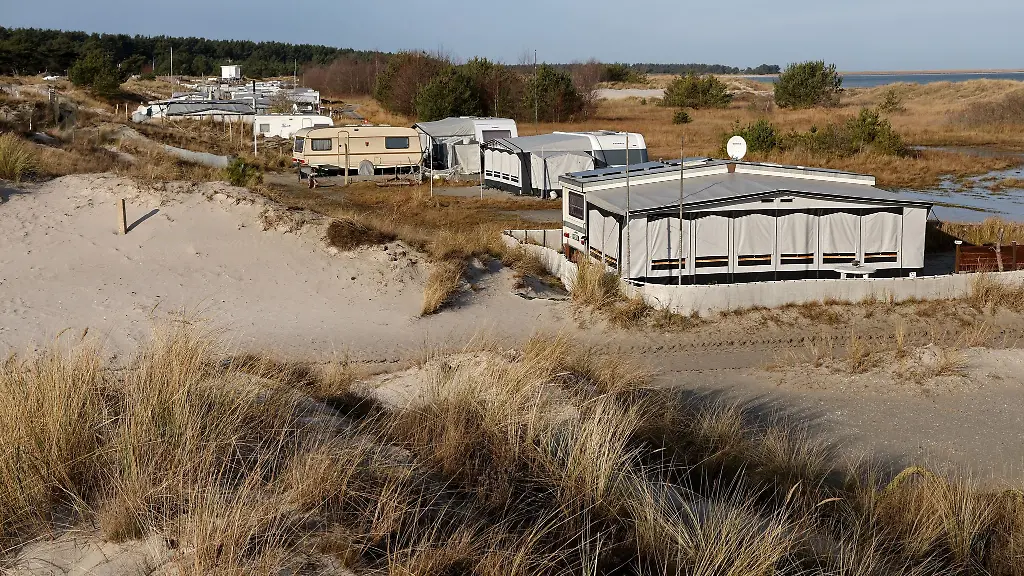 Im-Streit-um-die-Raeumung-der-Duenenflaeche-des-beliebten-Regenbogen-Campingplatzes-kommt-jetzt-der-Gerichtsvollzieher