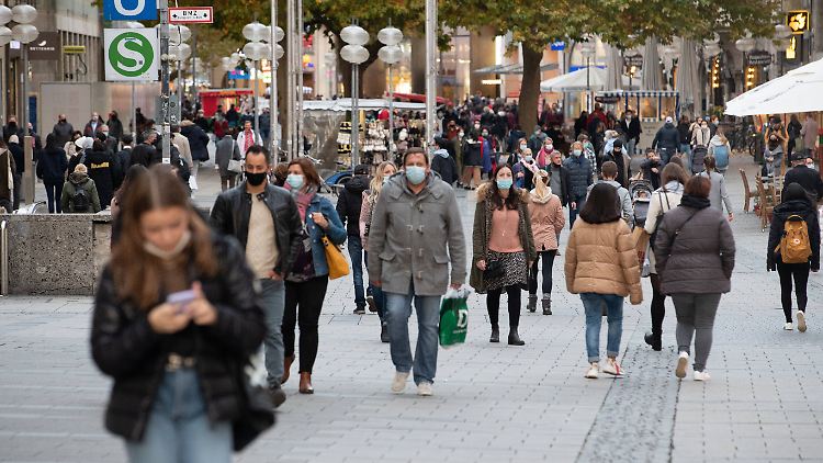 Umsatzbereinigt nahmen die Einzelhändler 2,2 Prozent weniger ein als im Vormonat.
