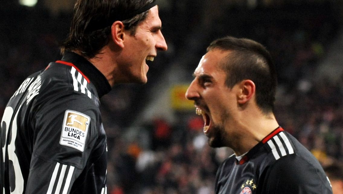 Auf ein Neues: In der Bundesliga gewannen die Bayern in Stuttgart am vergangenen Sonntag mit 5:3. Hier freuen sich Mario Gomez und Franck Ribéry.