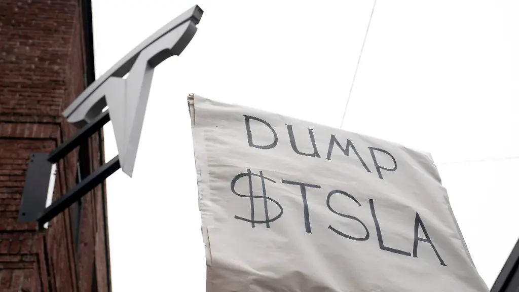 2025-02-15T201032Z-637237400-RC26VCA156HR-RTRMADP-3-USA-TESLA