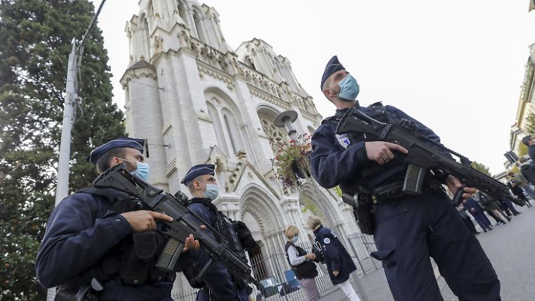 Polizisten vor der Notre-Dame-Kirche in Nizza