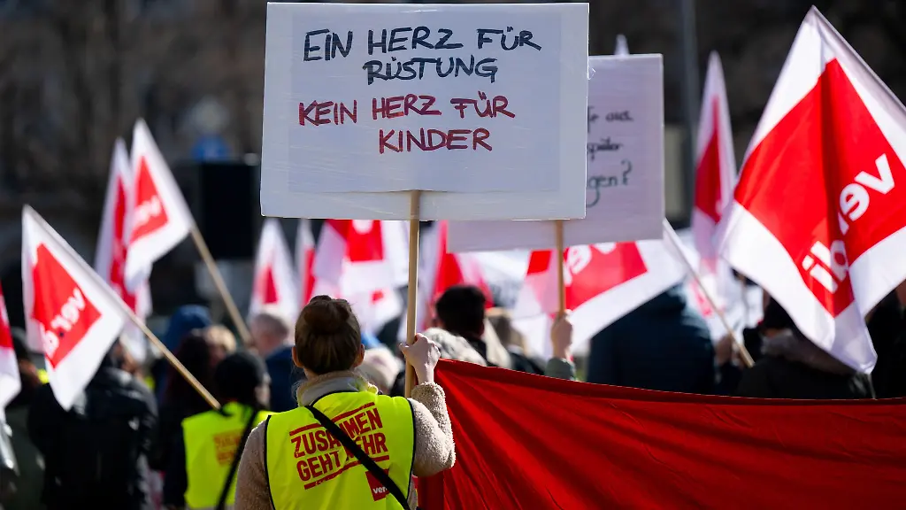 Tausende-Beschaeftigte-gingen-heute-fuer-eine-bessere-Bezahlung-in-Kitas-Kliniken-und-sozialen-Einrichtungen-auf-die-Strasse