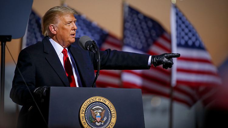 Trump attackiert seinen Herausforderer mit harschen Worten.