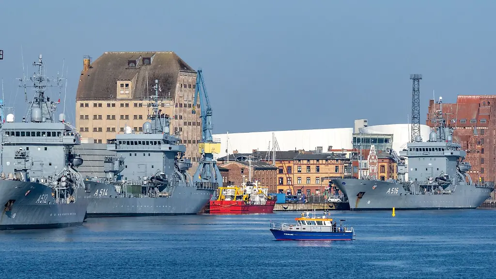 Drei-Versorgungsschiffe-der-deutschen-Marine-sind-fuer-mehrere-Tage-zu-Gast-im-Hafen-Stralsund