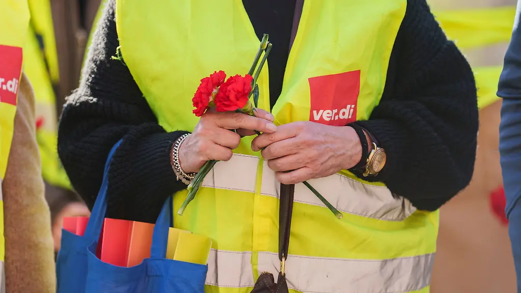 Mit-Warnstreiks-bei-Kitas-Kliniken-und-sozialen-Einrichtungen-hat-die-Gewerkschaft-Verdi-ihre-Forderungen-im-Tarifstreit-des-oeffentlichen-Dienstes-bei-Bund-und-Kommunen-untermauert