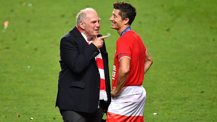 Uli Hoeneß (links) und Robert Lewandowski nach dem Champions-League-Sieg 2020.