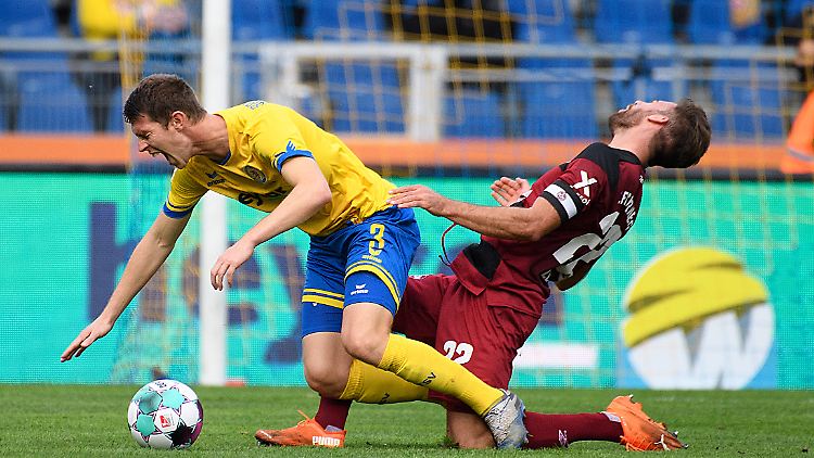 Wieder ein schmerzhafter Spieltag: Der 1. FC Nürnberg kommt wegen der eigenen Führungsschwäche in der 2. Fußball-Bundesliga nicht vom Fleck.