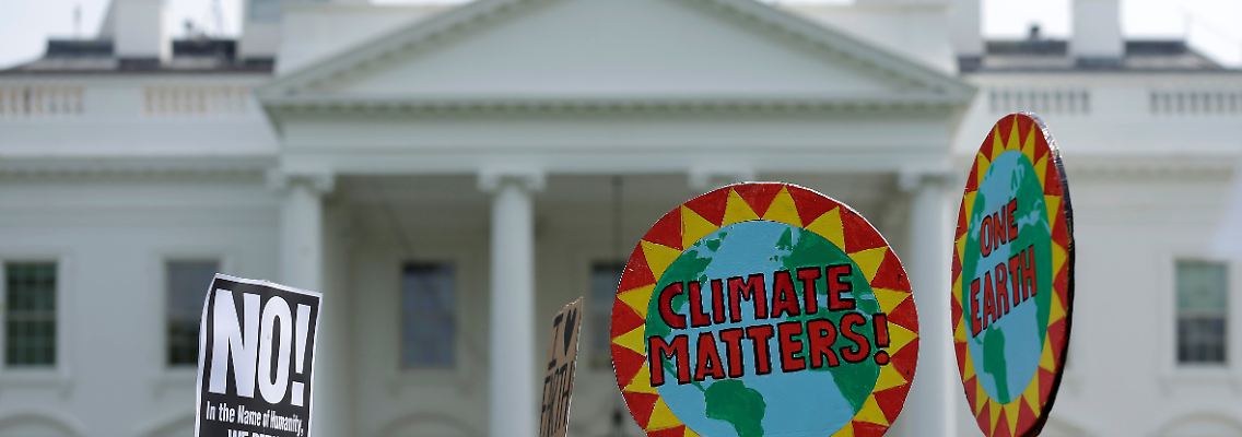 2017-04-29T000000Z_164000669_RC1B521F03C0_RTRMADP_3_USA-TRUMP-PROTEST.JPG