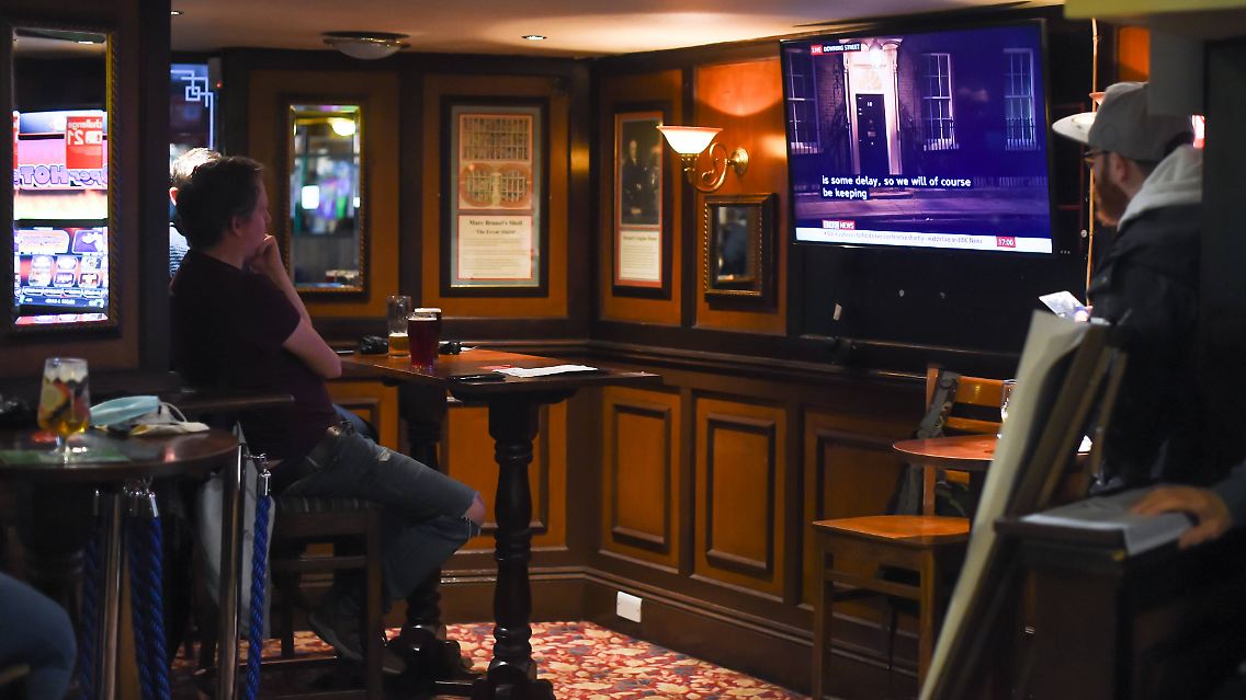 Public Viewing in einem Pub in London: Doch Premier Johnson erscheint nicht.