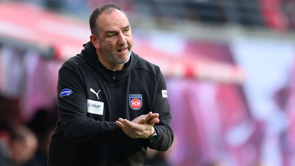 Trainer-Frank-Schmidt-ist-mit-dem-1-FC-Heidenheim-auf-den-letzten-Tabellenplatz-abgerutscht
