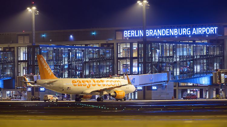 Im Morgengrauen startet der erste Easyjet-Flug vom BER.