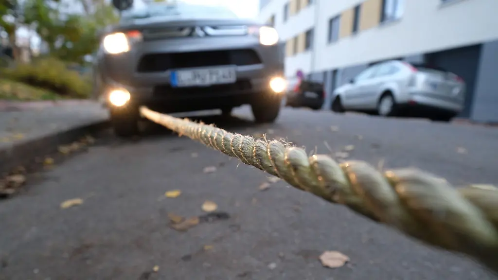 Ob-und-wie-sich-das-eigene-Auto-von-anderen-im-Schlepptau-ziehen-lassen-kann-sollte-man-genau-im-Bordbuch-nachschauen