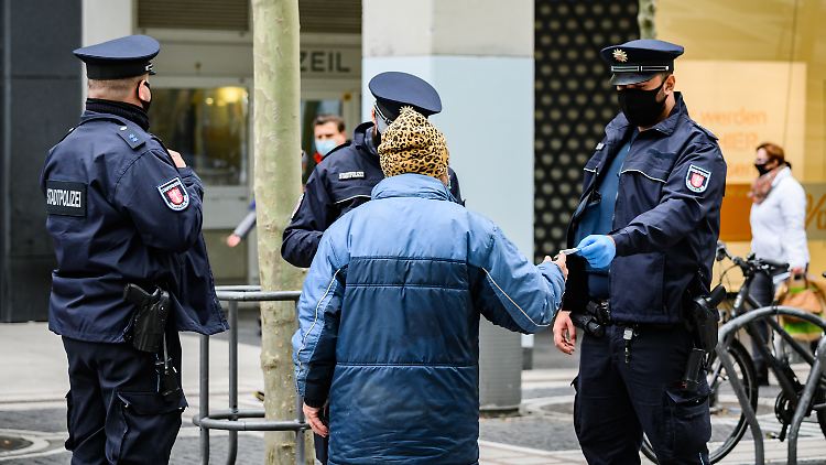 Generell dürfen sich ab Montag vielerorts nur Angehörige zweier Haushalte in der Öffentlichkeit treffen.