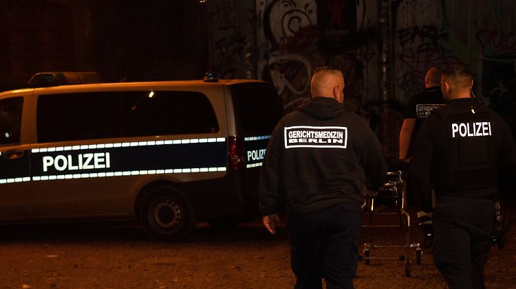 Nach dem Tod eines 13-Jährigen in Berlin sichert die Polizei den Tatort.