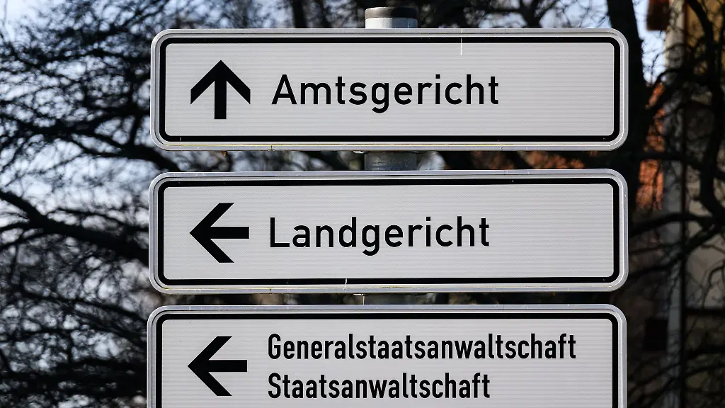 Ein-28-Jaehriger-soll-in-Dresden-Farbkugeln-auf-Haeuser-geworfen-haben