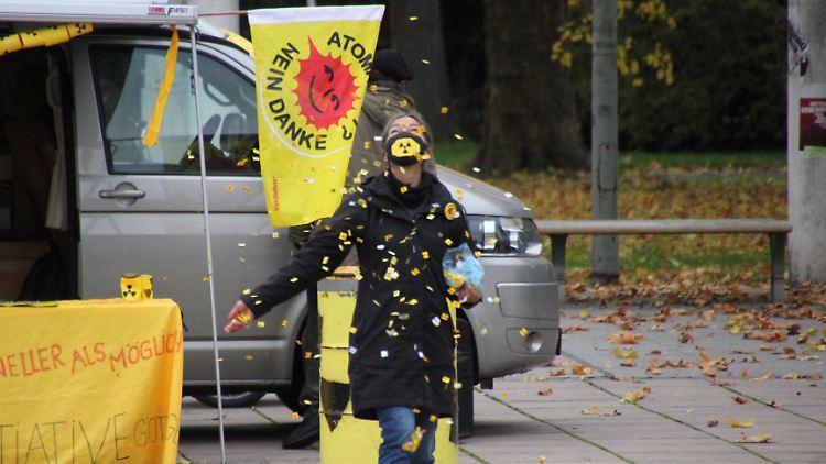 Diese Aktivisten muss wie ihre Mitstreiter noch ein wenig länger auf die Ankunft des Castor-Schiffs warten.
