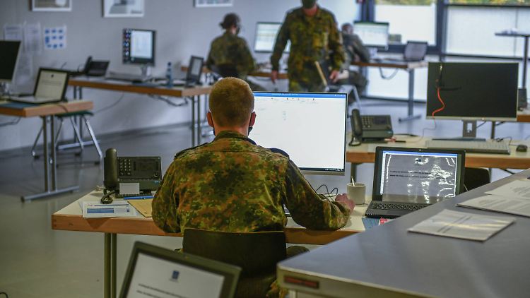 Bundeswehrsoldaten helfen beim Contact Tracing - ob das bei einer Inzidenz von 50 schon wieder richtig funktionieren kann, ist nicht gesichert.