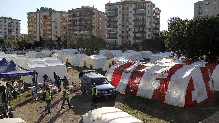 Ein Zeltlager in Izmir. Aus Angst vor Nachbeben trauen sich viele Menschen nicht zurück in ihre Wohnungen.