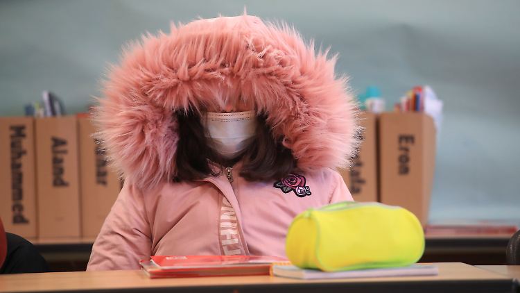 Es wird kalt in vielen Klassenräumen: Trotz aller neuerlichen Beschränkungen sollen die Schulen in Europa dieses Mal geöffnet bleiben.