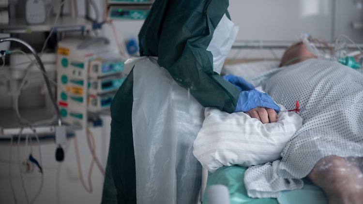 Ein Corona-Patient auf der Intensivstation des Uni-Klinikums Essen.