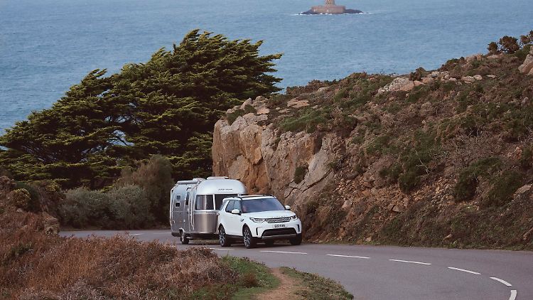 Der Land Rover Discovery mit 240 PS starkem Diesel zieht die 3,5 Tonnen locker weg.