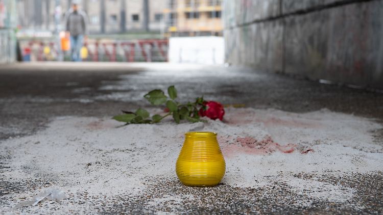 Am Tatort haben Menschen eine Kerze und eine Rose für den toten Jungen abgelegt.
