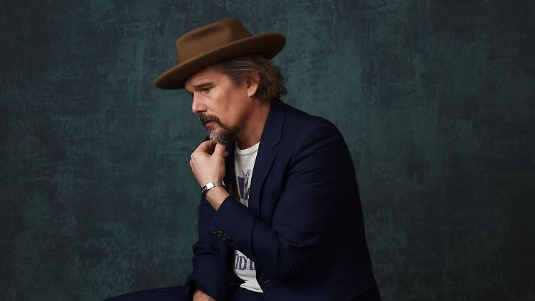 "A Bright Ray of Darkness" liegt bisher nur auf Englisch vor – viele Ethan-Hawke-Fans hierzulande haben jedoch nicht die Geduld auf die deutsche Übersetzung zu warten. 