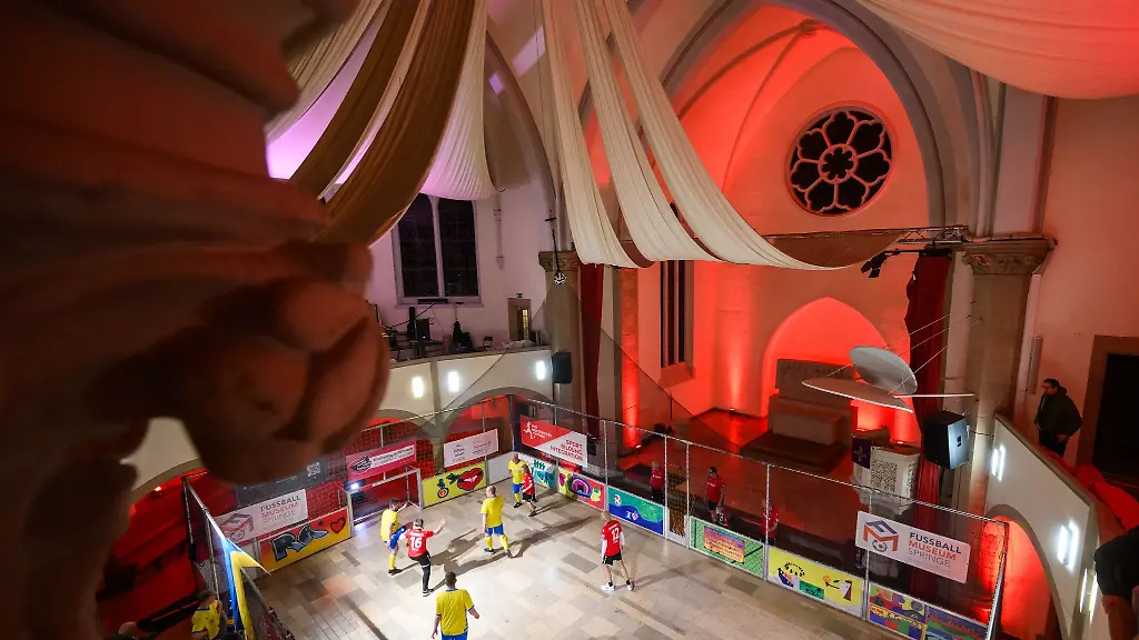 Pastoren-und-Mitarbeiter-der-Diakonie-aus-Hannover-und-Braunschweig-spielten-in-der-Lutherkirche-gegeneinander-Fussball