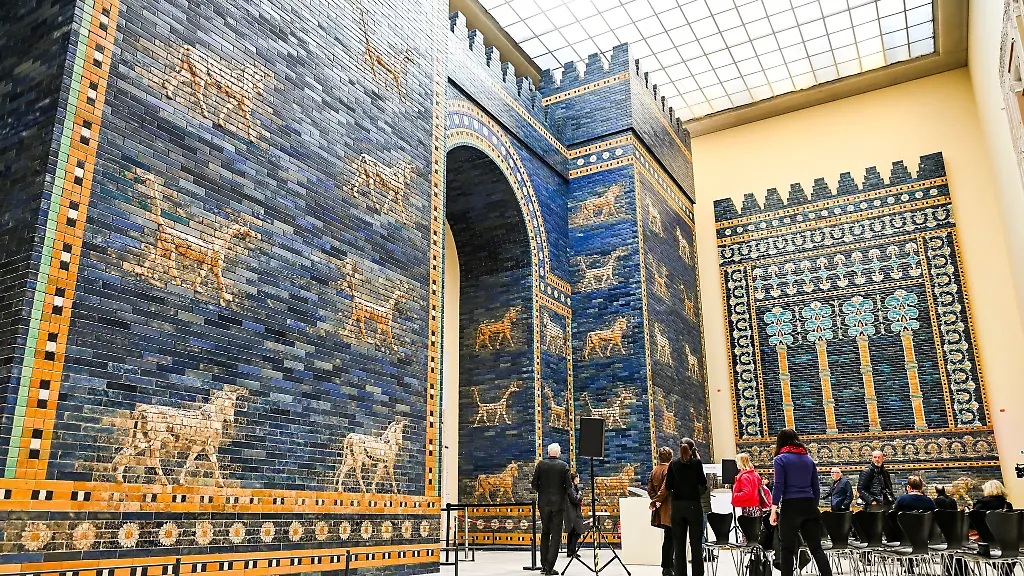 Besucher-koennen-sich-noch-einmal-das-Ischtar-Tor-im-Suedfluegel-anschauen