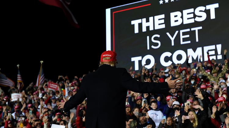 Joe Biden und Donald Trump (Bild) machen auf den letzten Metern noch einmal kräftig Wahlkampf in den Swing States.