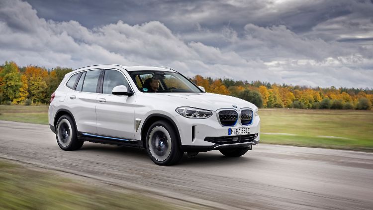 Nur die blauen Akzente am BMW iX3 weisen darauf hin, dass es sich um ein Elektro-SUV handelt.