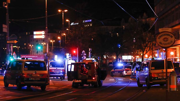 Die Wiener Polizei ist im Großeinsatz - hier am Schwedenplatz.
