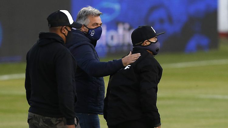 Diego Maradona (rechts) zeigte sich an seinem Geburtstag kurz im Stadion, inzwischen befindet sich der einstige Superstar des Weltfußballs im Krankenhaus.